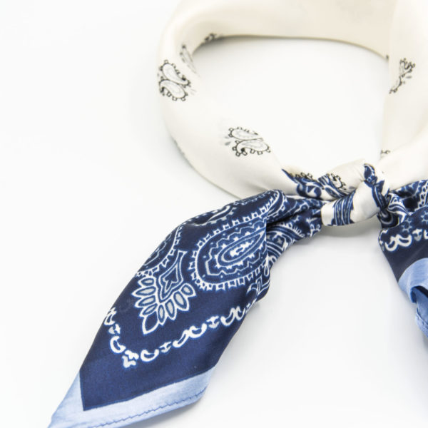 bandana femme en soie bleu à motif paisley