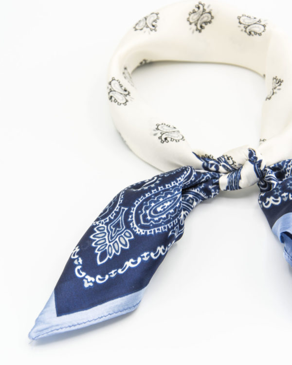 bandana femme en soie bleu à motif paisley