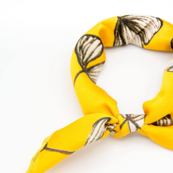 bandana jaune à fleurs blanches